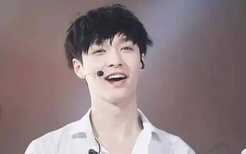 毒舌爆料张艺兴视频大全,揭秘明星背后的真实一面  第1张